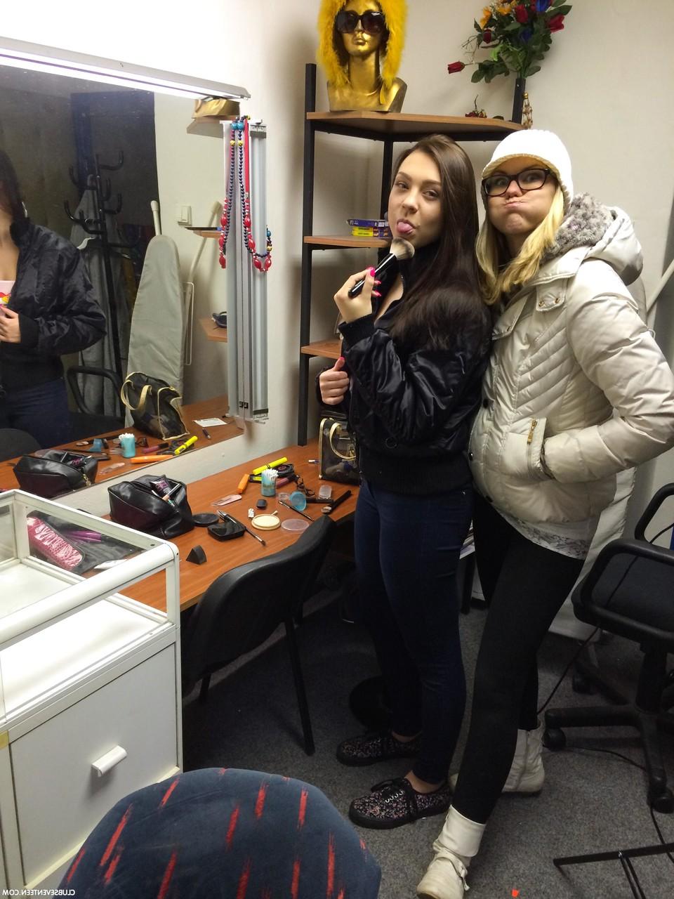 20P Die Amateur-Schönheiten Delphine, Morgan R und Sara Kay probieren heiße Dessous an