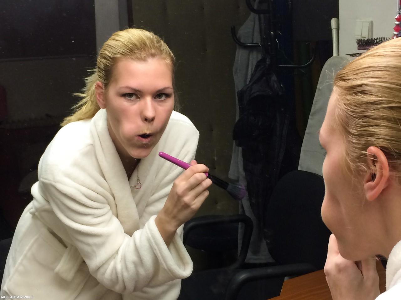 20P Die Amateur-Schönheiten Delphine, Morgan R und Sara Kay probieren heiße Dessous an