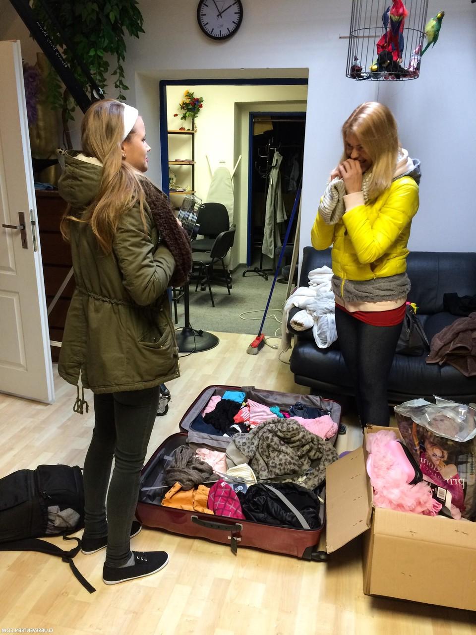 20P Die Amateur-Schönheiten Delphine, Morgan R und Sara Kay probieren heiße Dessous an