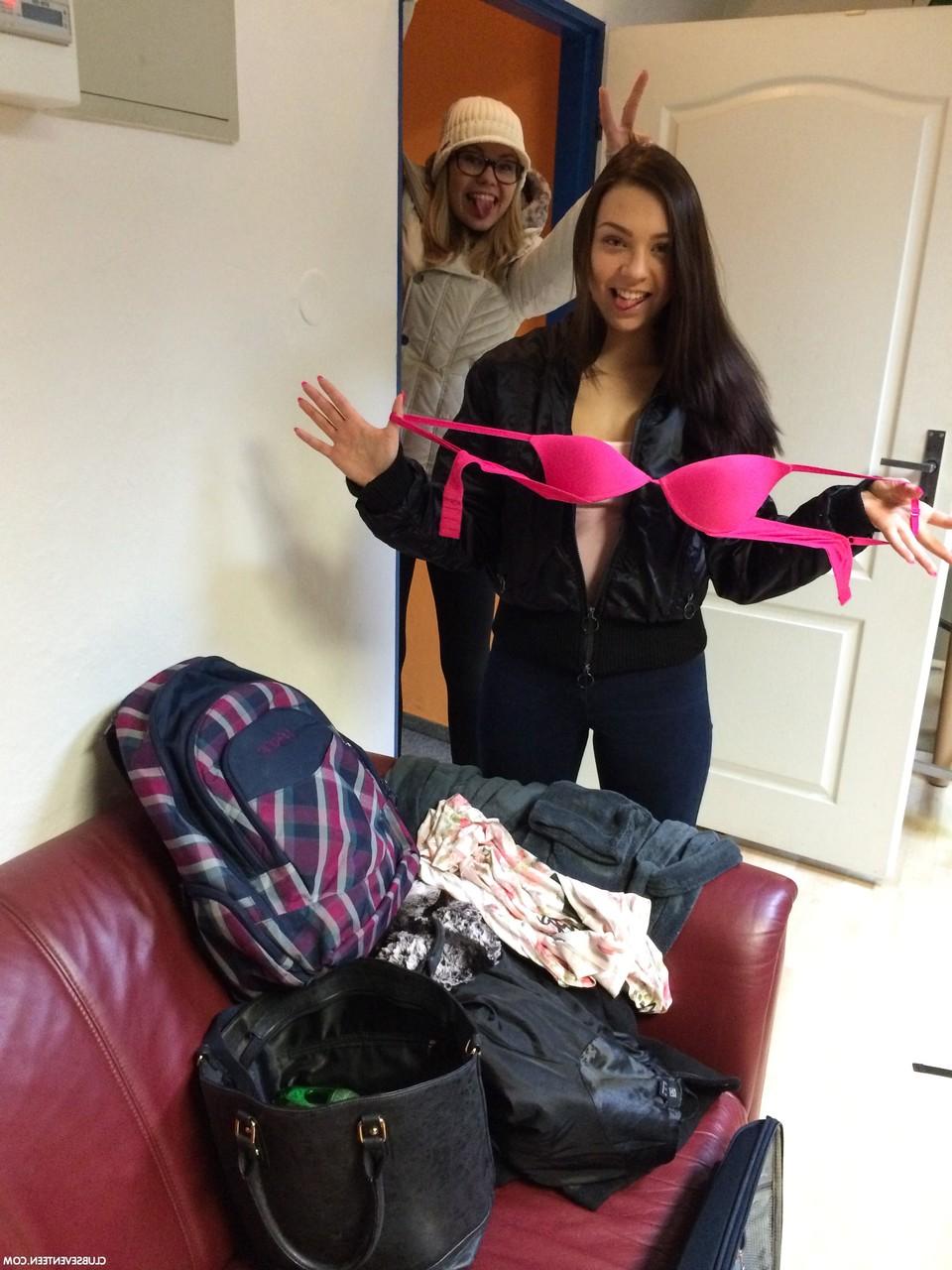 20P Die Amateur-Schönheiten Delphine, Morgan R und Sara Kay probieren heiße Dessous an