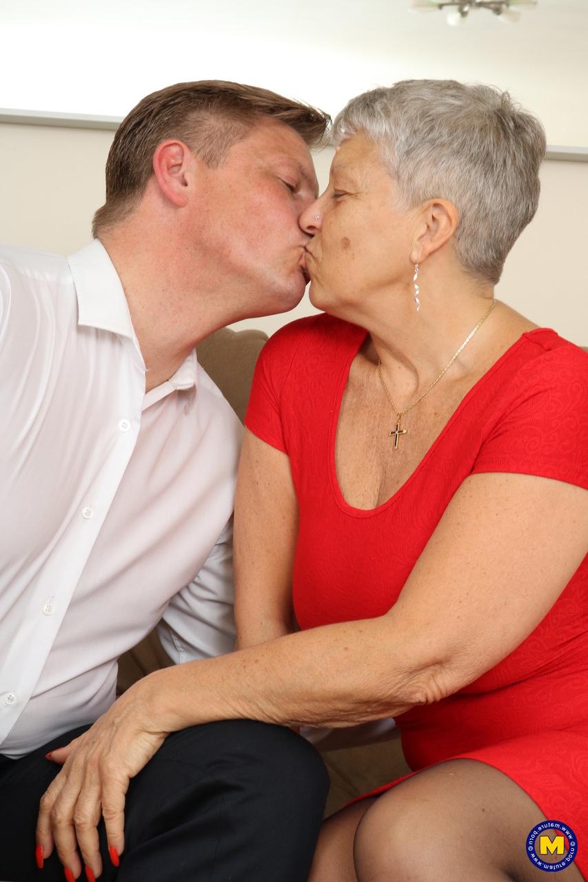20P GILF britannique en robe rouge Savana suce et s'assoit sur une bite en bas