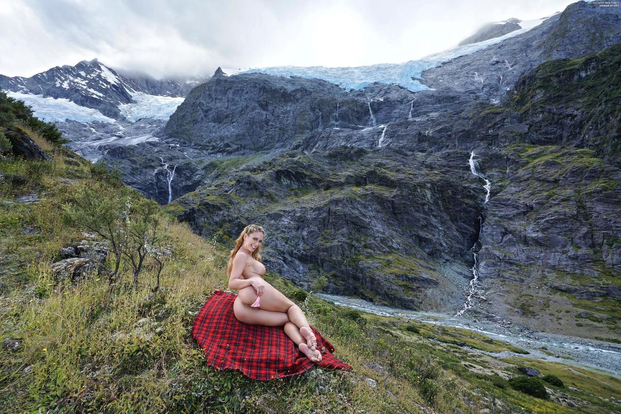 20P La MILF rubia Cherie DeVille revela sus curvas y posa en la cima de una montaña