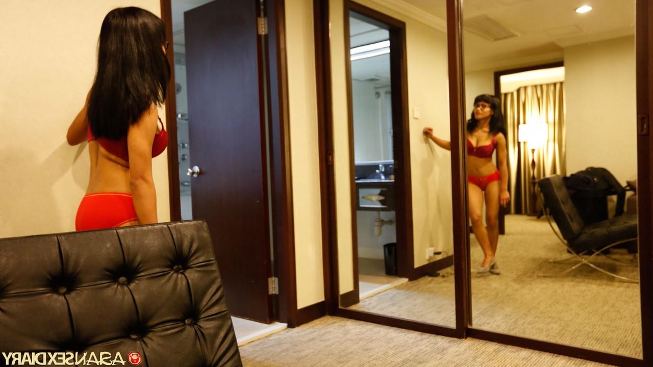 20P La asiática nerd Love se desnuda, aprieta sus grandes tetas y se folla una erección gruesa