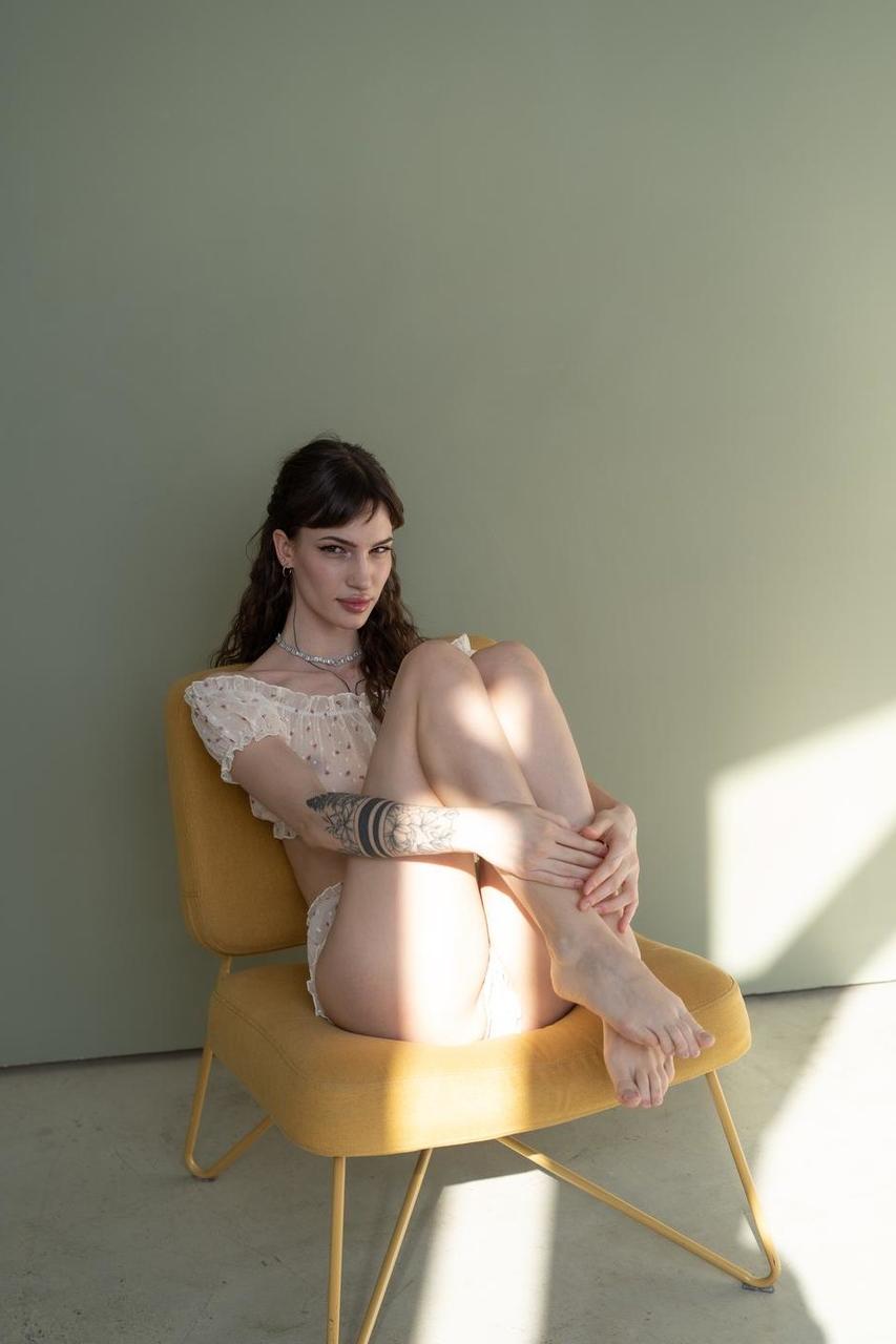 20P Impresionante belleza amateur Valentina Free posando eróticamente en una sesión de fotos