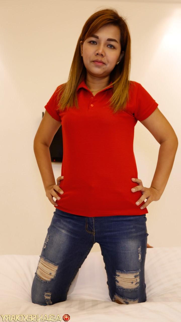 20P A pequena adolescente asiática Puy C tira a roupa e fica com tesão por trás