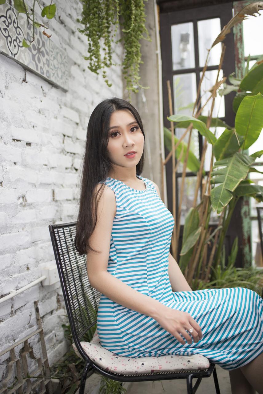 20P Linda modelo morena mostra seu corpo pequeno em vestidos sexy e salto alto