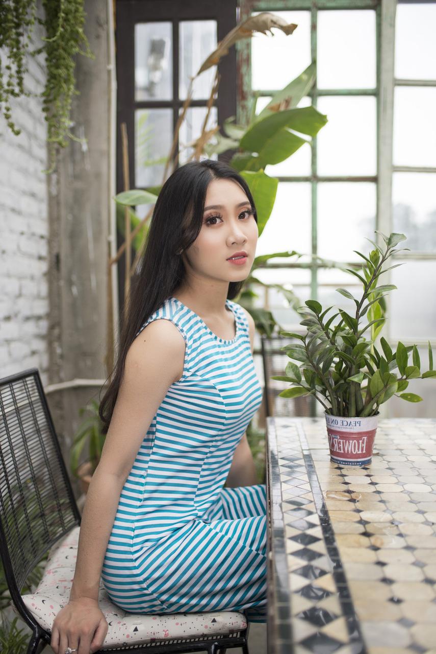 20P Linda modelo morena mostra seu corpo pequeno em vestidos sexy e salto alto