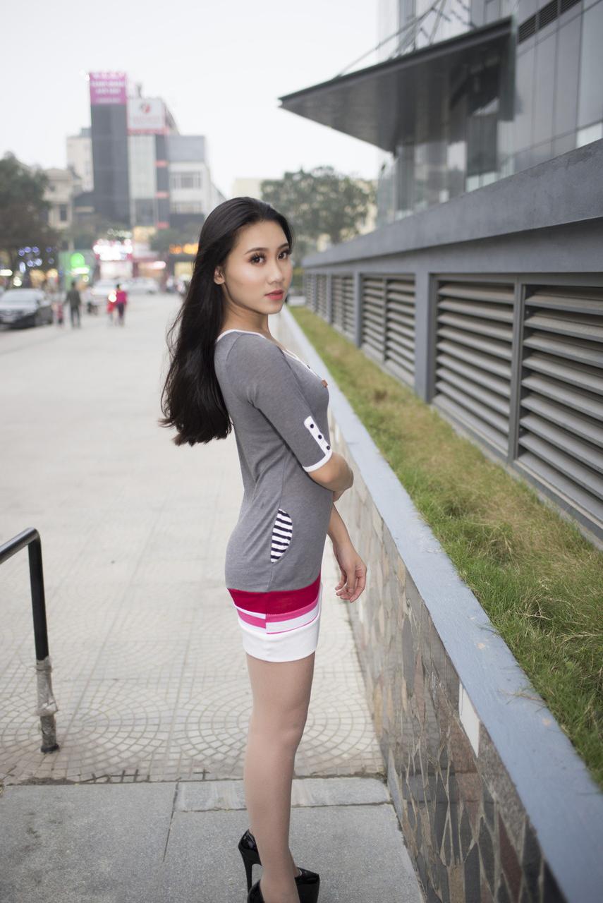 20P Linda modelo morena mostra seu corpo pequeno em vestidos sexy e salto alto