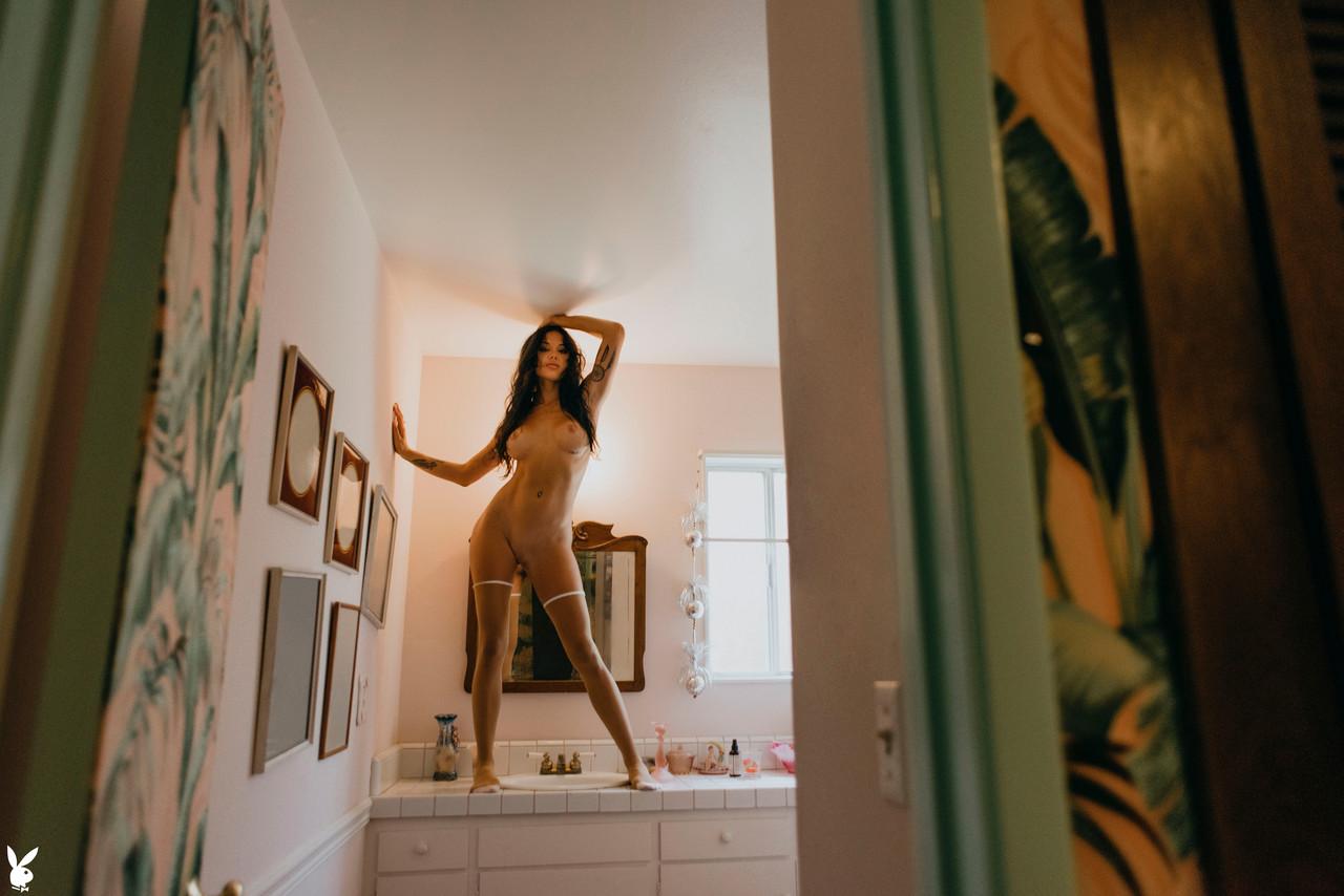 20P Das glamouröse Babe Riley Riviera stellt bei einem sexy Striptease ihren großen Arsch zur Schau