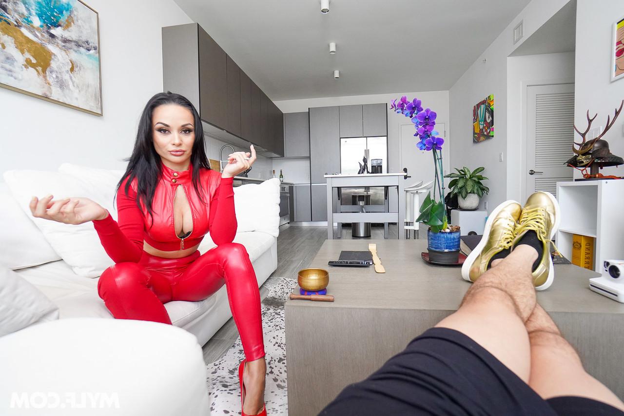 20P Die kurvige MILF im heißen Lederoutfit Crystal Rush lutscht und fickt ihren Stiefsohn
