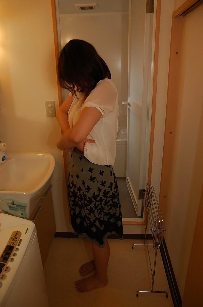 16P アジア人熟女の小倉晴子がシャワー後にストリップして激しく犯される