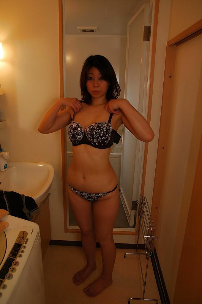 16P アジア人熟女の小倉晴子がシャワー後にストリップして激しく犯される