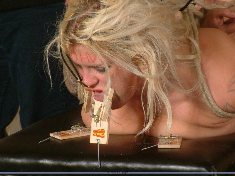 12P Mujer rubia tetona es atada y humillada en un calabozo