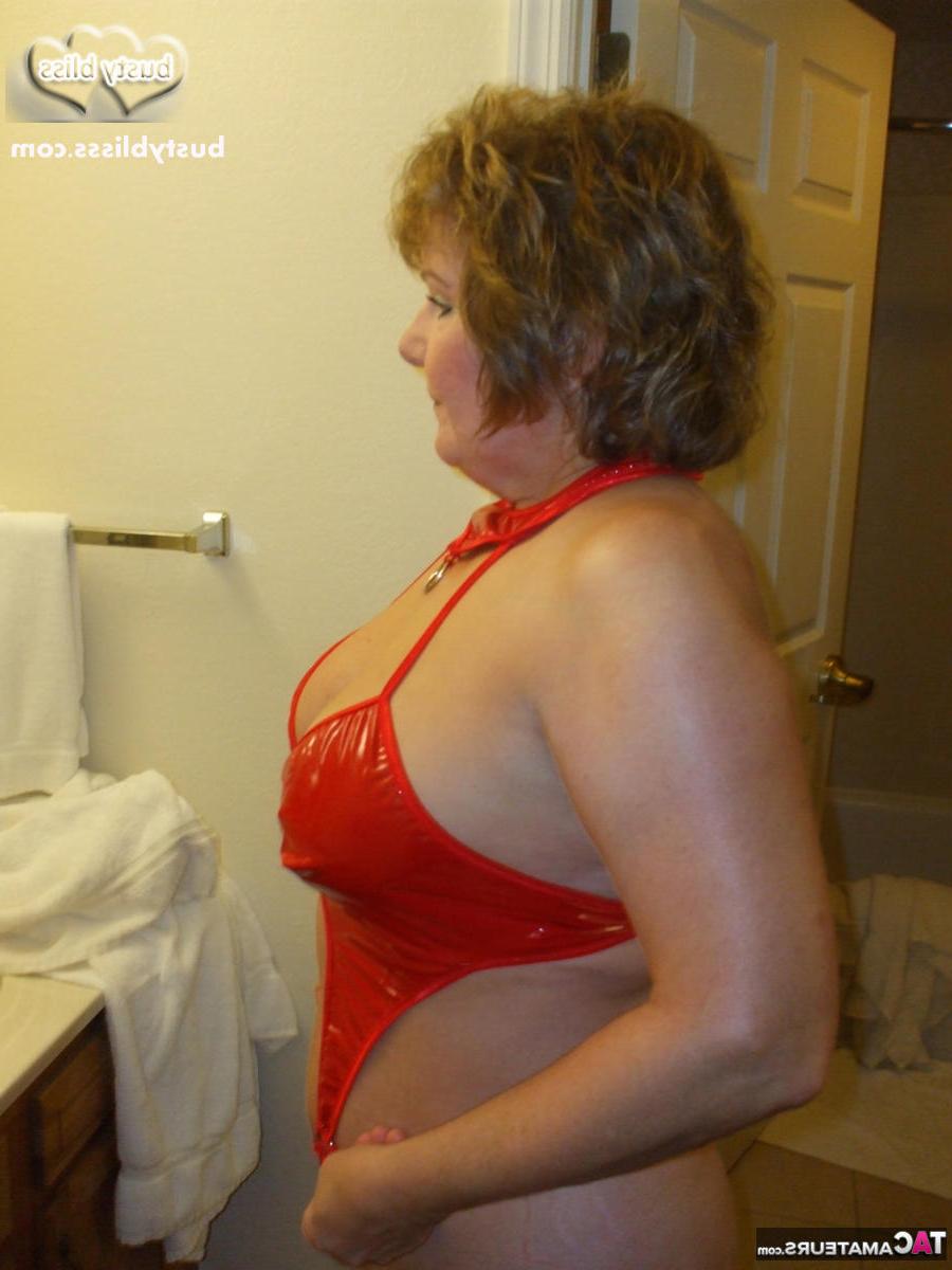16P Busty Bliss, une femme âgée et potelée, prend une éjaculation sur ses seins en lingerie rouge.