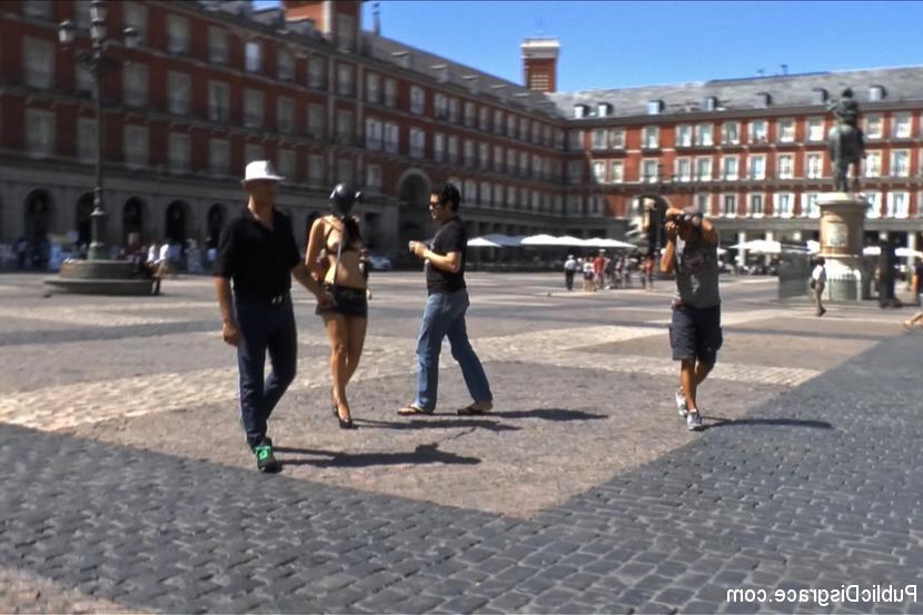 15P Chica morena muestra sus tetas desnudas en público antes de ser follada en público también