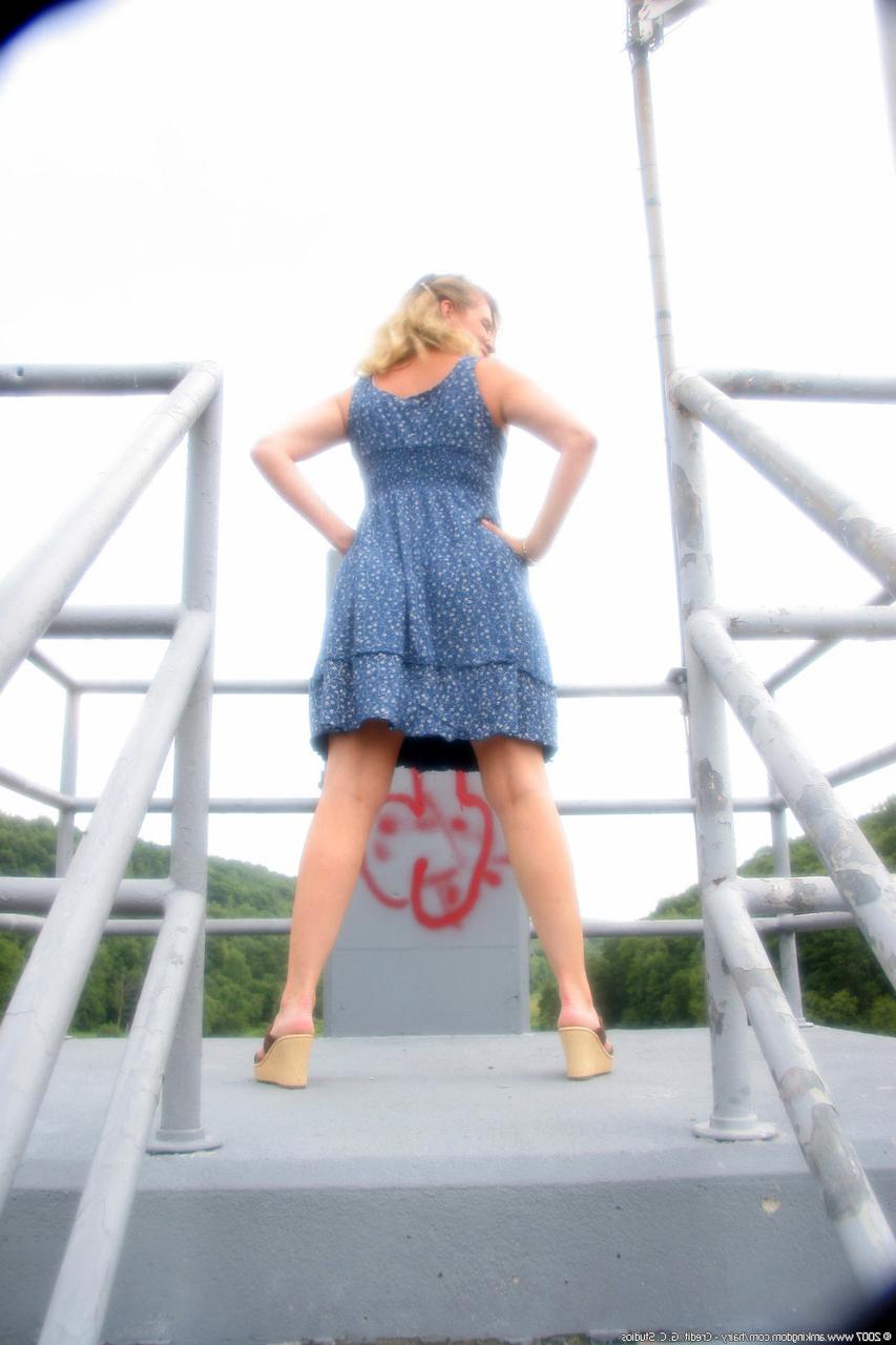 20P La madura rubia pervertida Raylynn muestra su culo y abre su chocho al aire libre