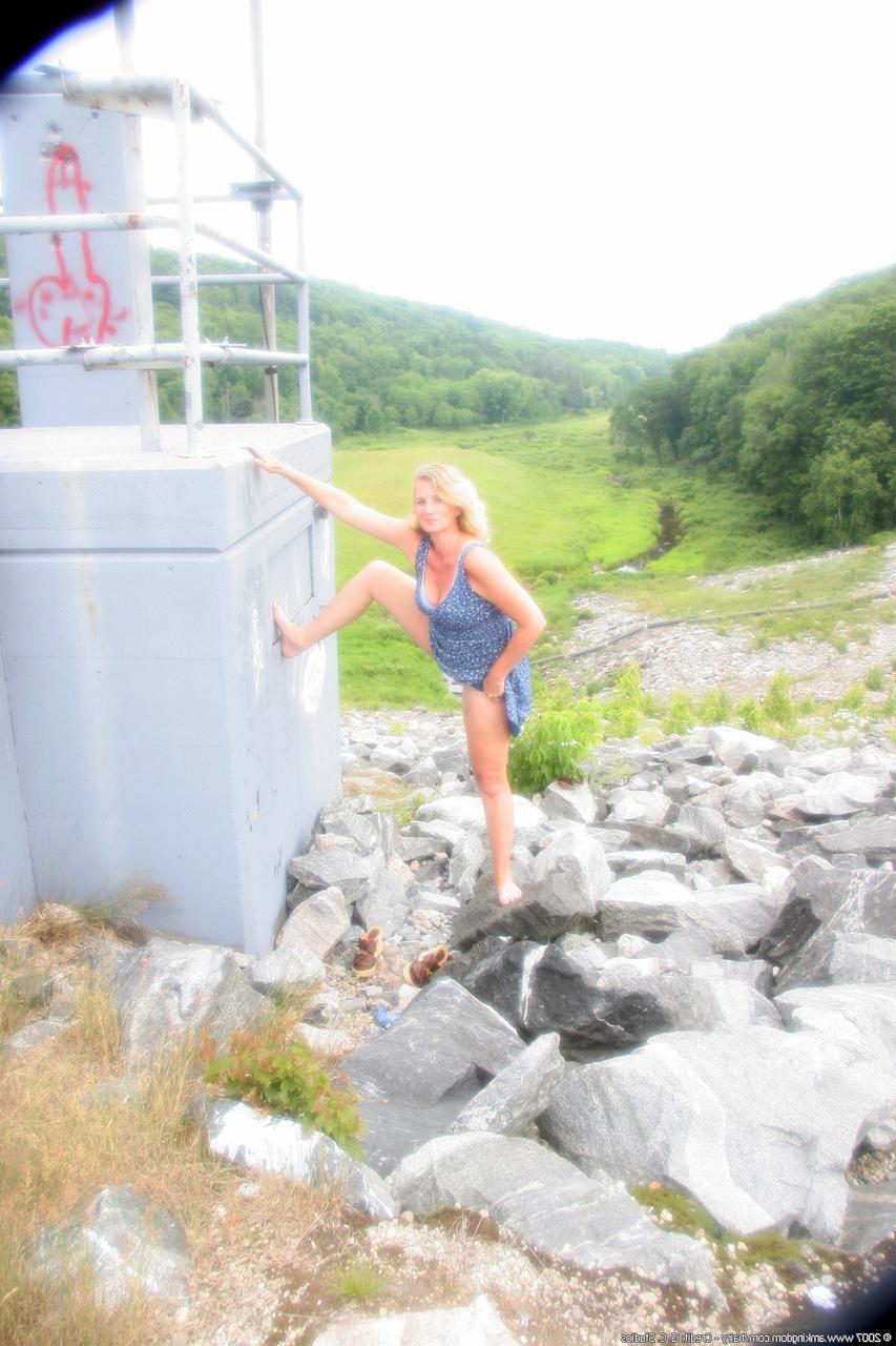 20P La madura rubia pervertida Raylynn muestra su culo y abre su chocho al aire libre