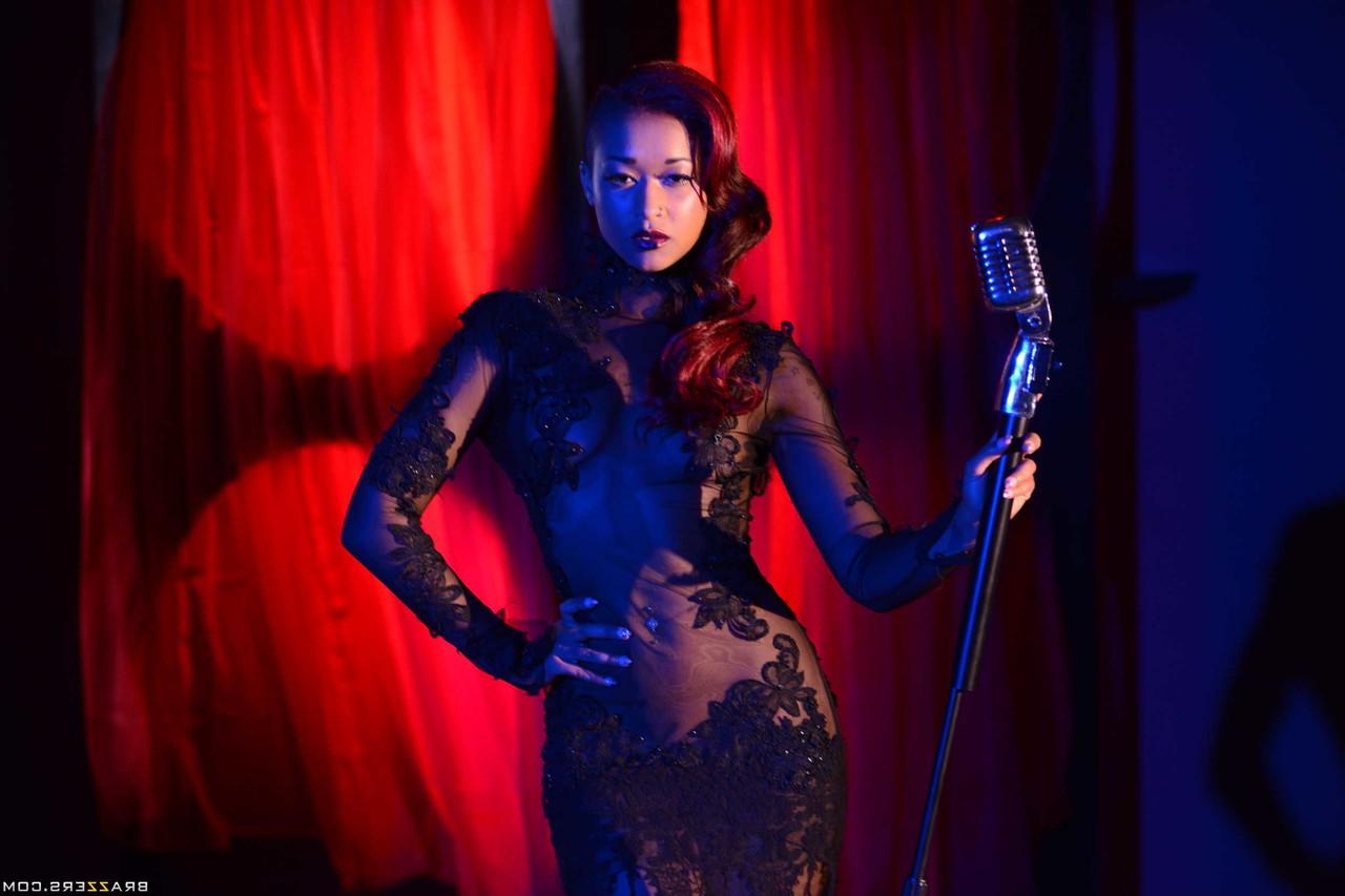 17P A pequena cantora de ébano Skin Diamond se apresentando em um vestido sexy de renda transparente