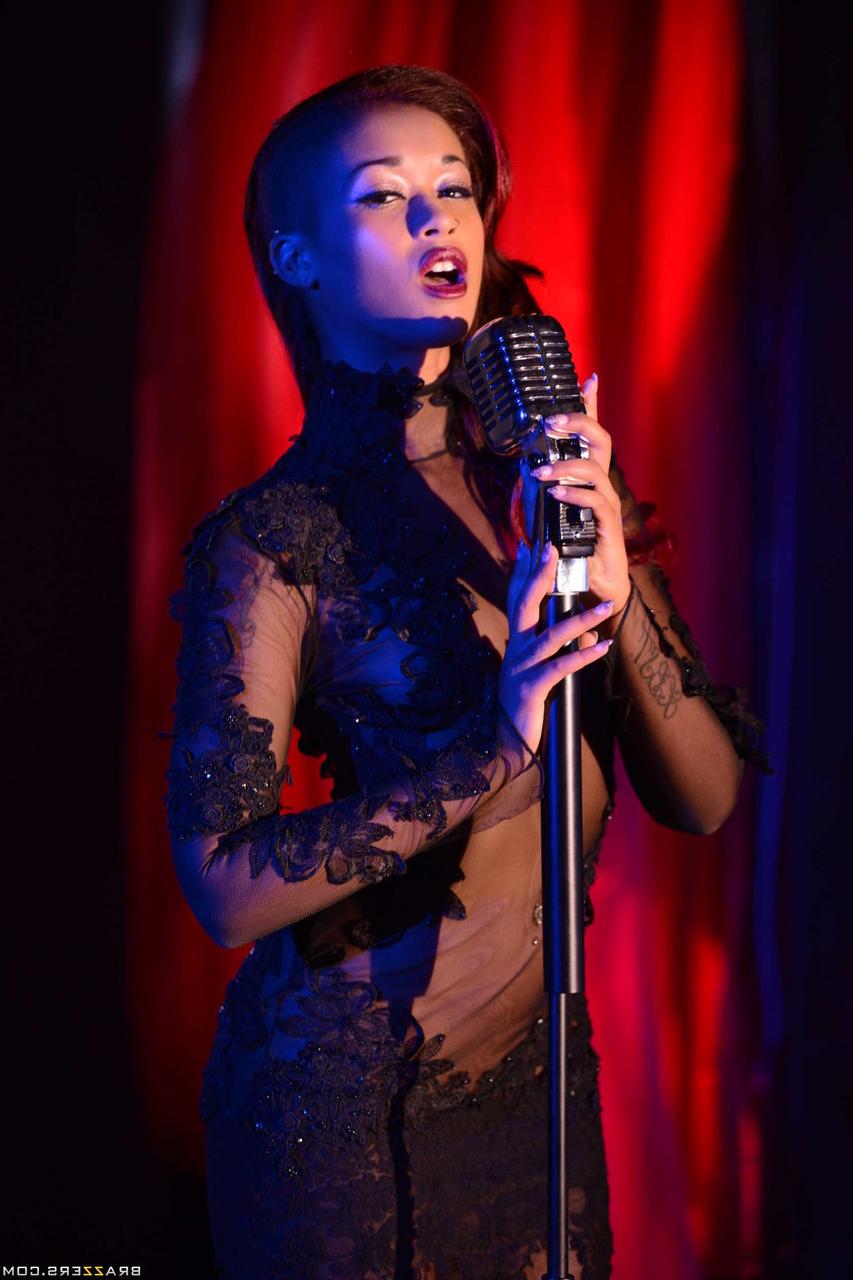 17P A pequena cantora de ébano Skin Diamond se apresentando em um vestido sexy de renda transparente