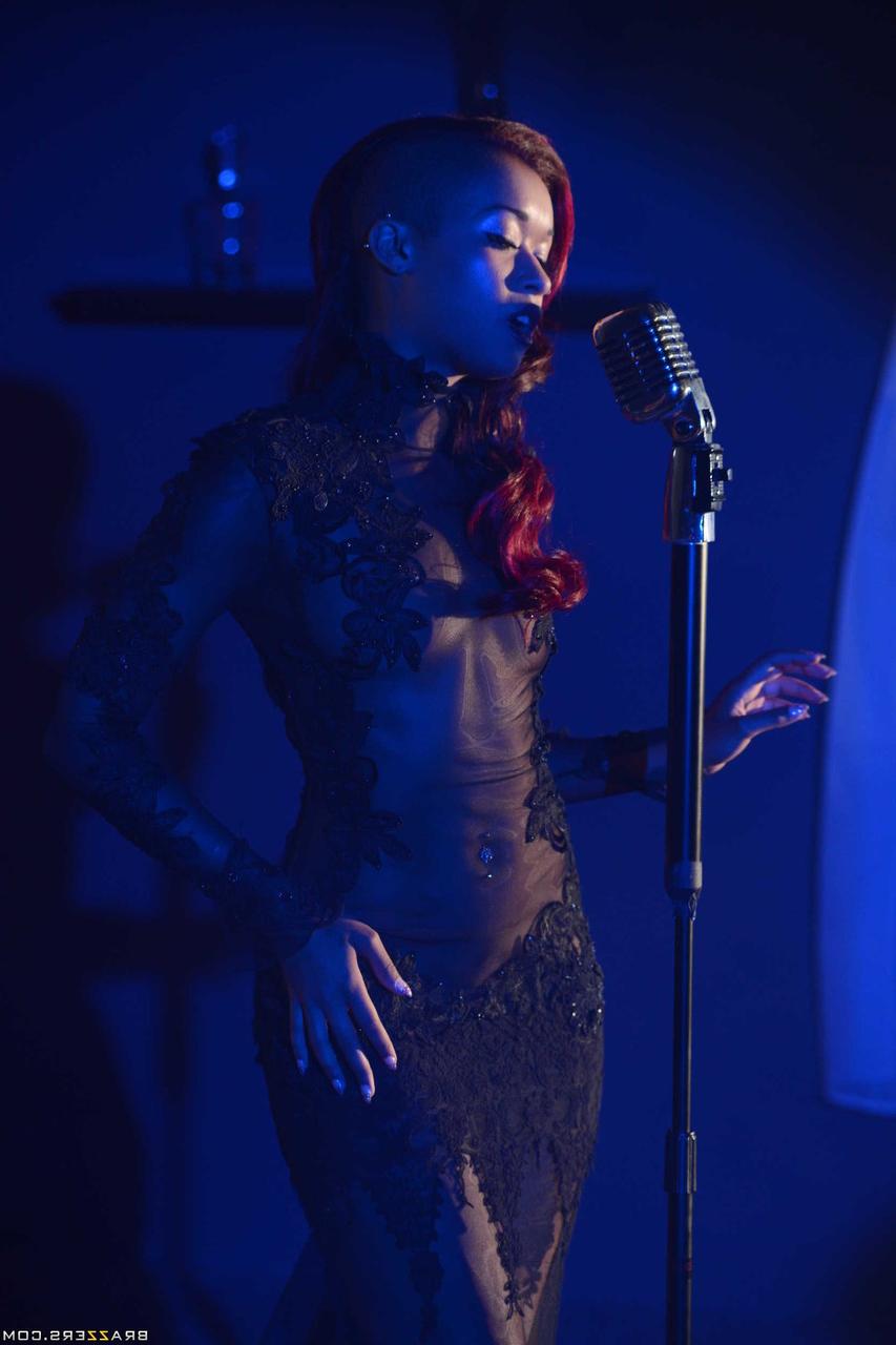 17P A pequena cantora de ébano Skin Diamond se apresentando em um vestido sexy de renda transparente