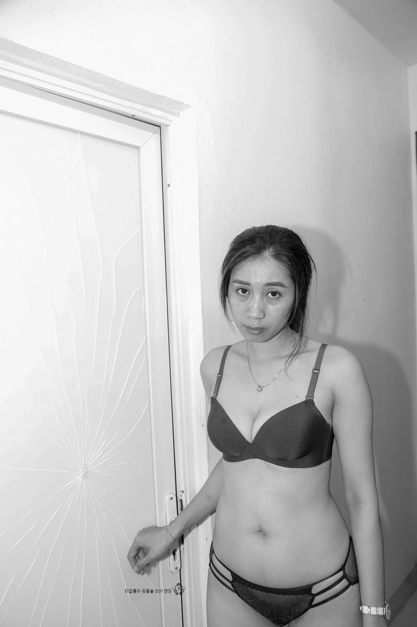20P Modelo morena mostrando seu corpo curvilíneo sexy em sua lingerie preta