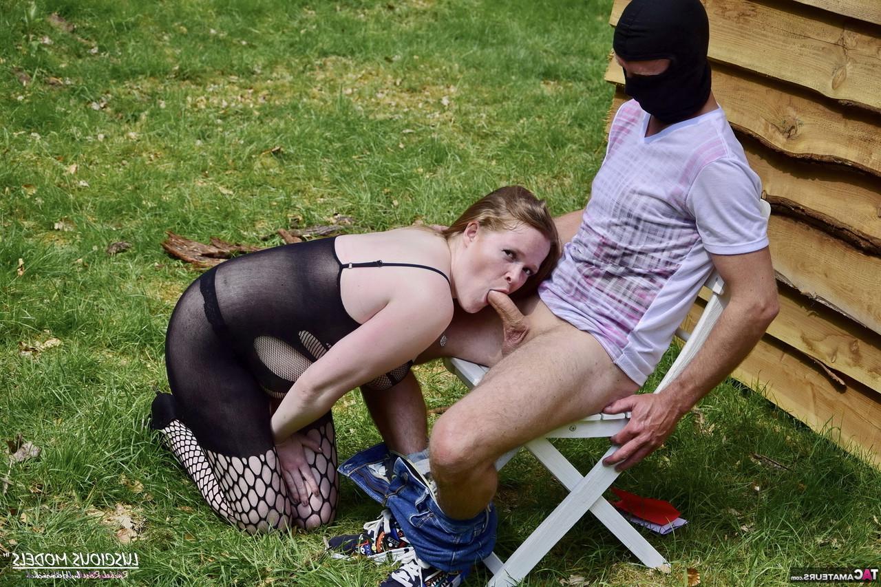 16P Mujer amateur Luscious Models descubre sus tetas naturales antes de una mamada al aire libre