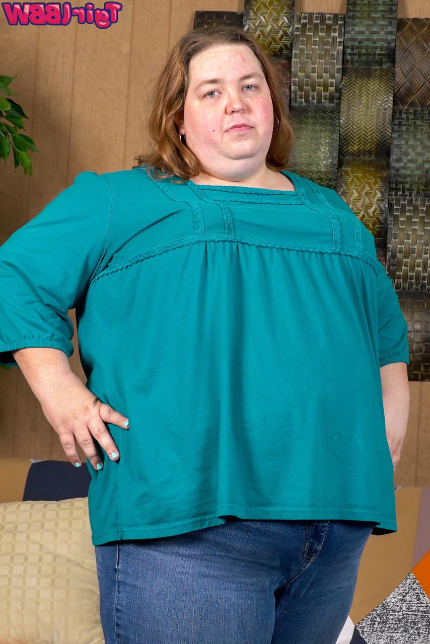 16P La gorda transexual Skylar Lawson se desnuda y revela su pequeña polla