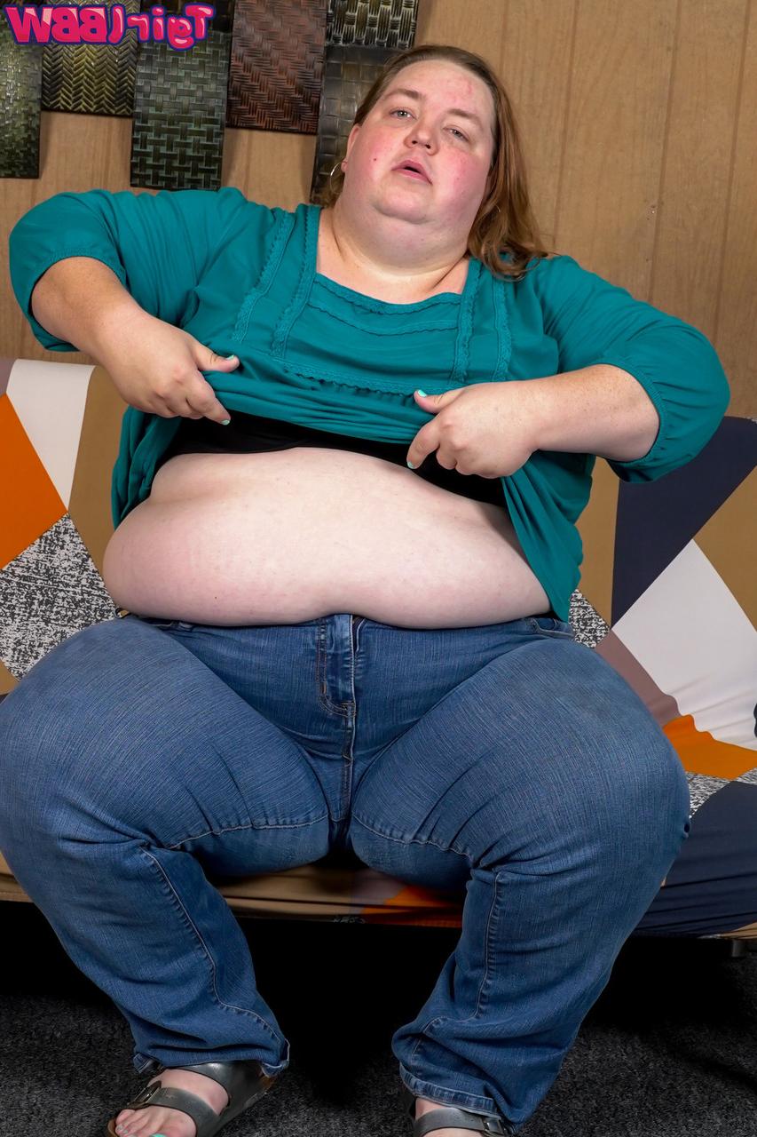 16P La gorda transexual Skylar Lawson se desnuda y revela su pequeña polla
