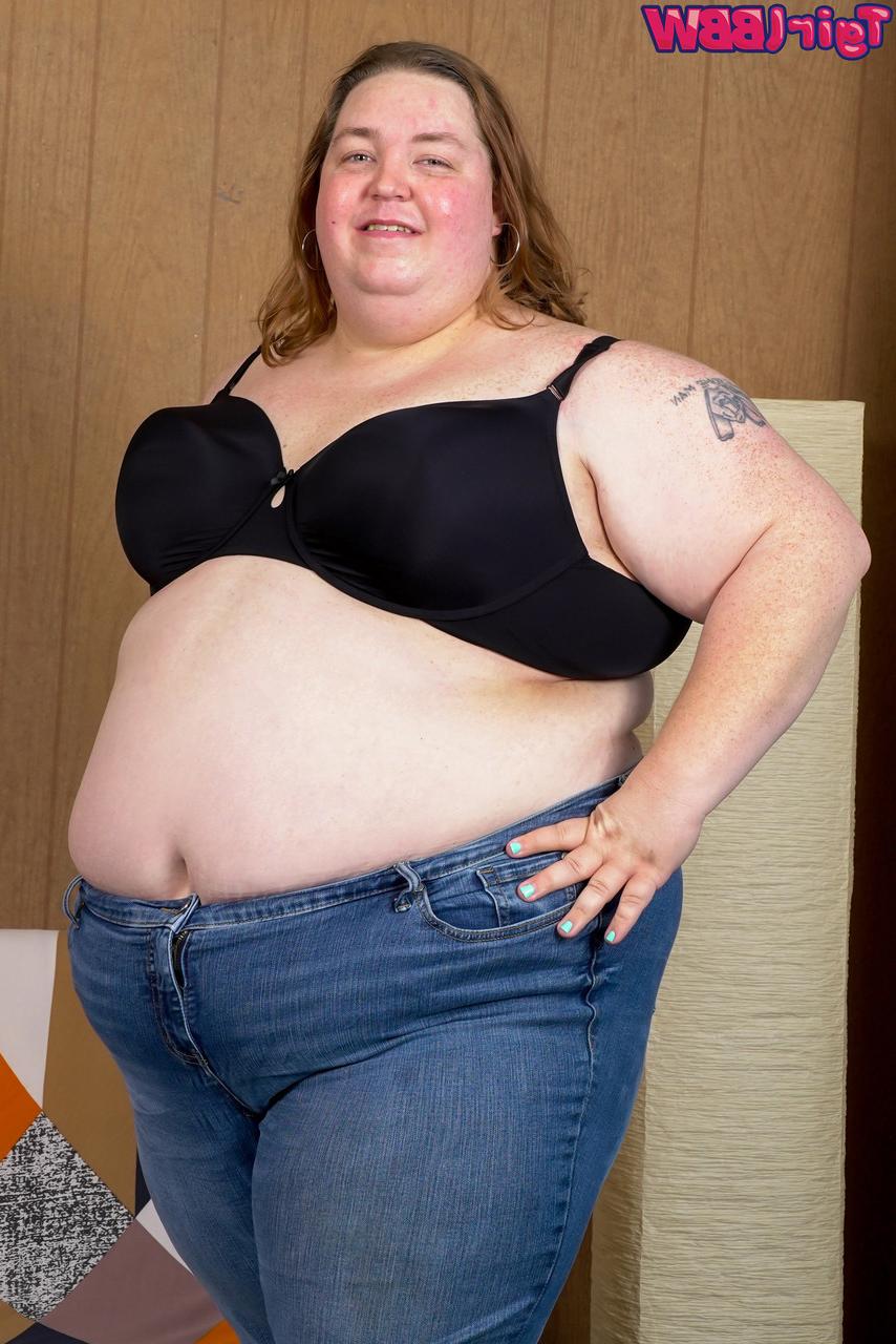 16P La gorda transexual Skylar Lawson se desnuda y revela su pequeña polla