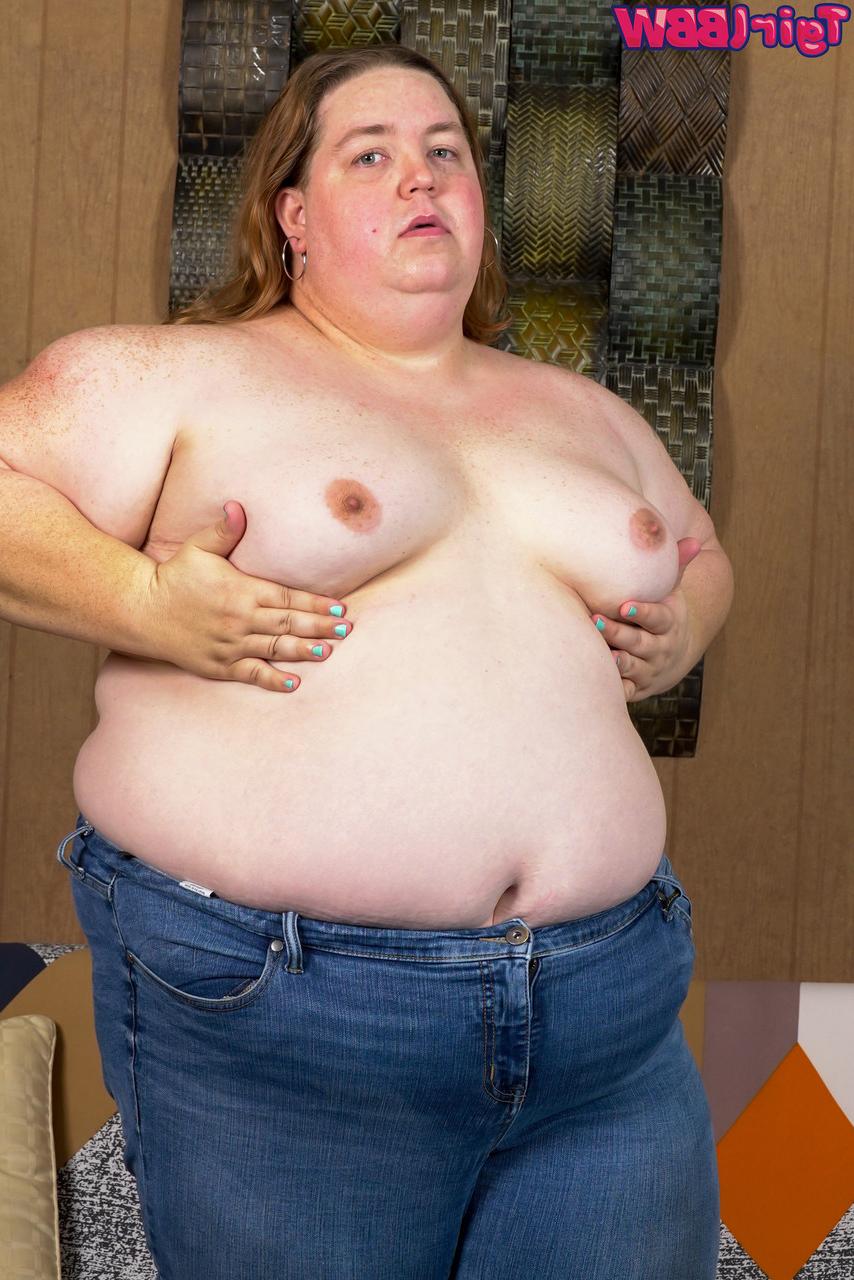 16P La gorda transexual Skylar Lawson se desnuda y revela su pequeña polla
