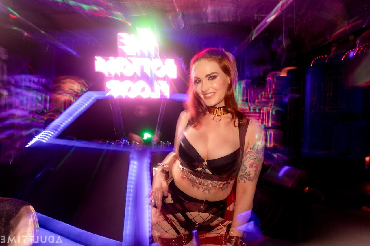 20P Siri Dahl, une fille potelée, se fait doubler dans un plan à trois sauvage au club.