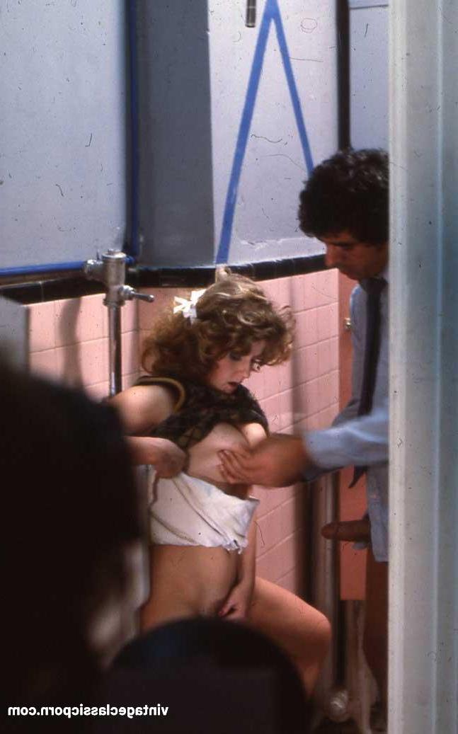 20P Attraktive Frauen engagieren sich beim öffentlichen Gruppensex in heißer Vintage-Action