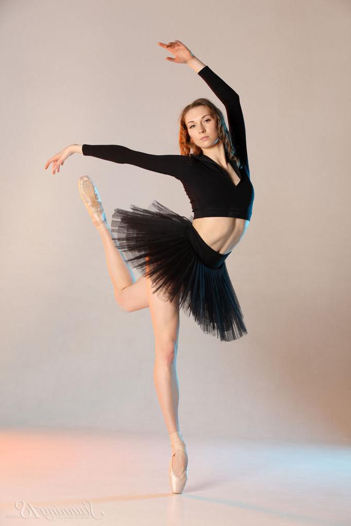 16P Die 18-jährige Ballerina Annett A zeigt ihre Flexibilität, während sie sich nackt auszieht