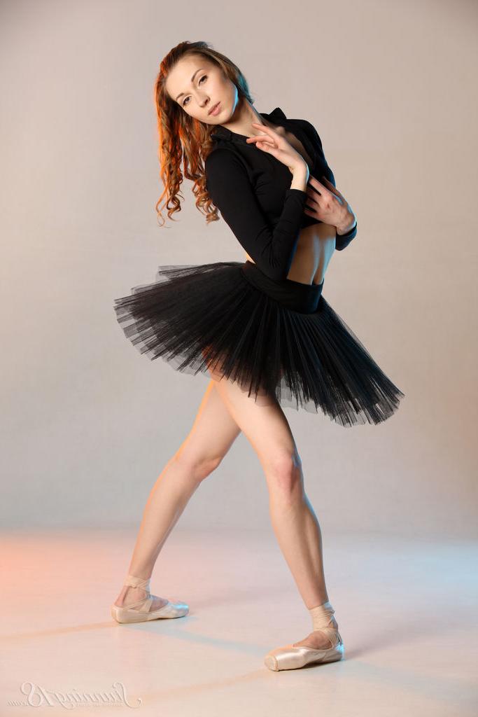 16P Die 18-jährige Ballerina Annett A zeigt ihre Flexibilität, während sie sich nackt auszieht