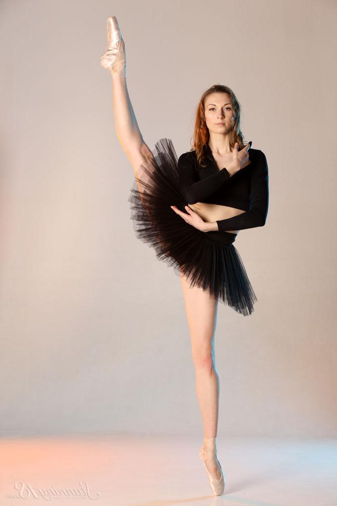 16P Die 18-jährige Ballerina Annett A zeigt ihre Flexibilität, während sie sich nackt auszieht