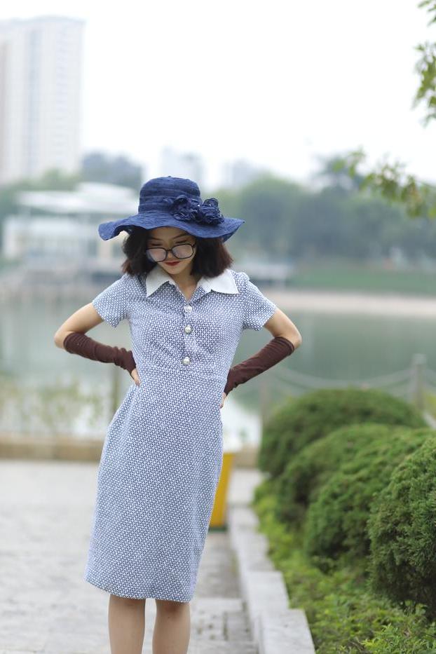 20P Nena asiática caliente con gafas y sombrero irena posando con su elegante vestido al aire libre