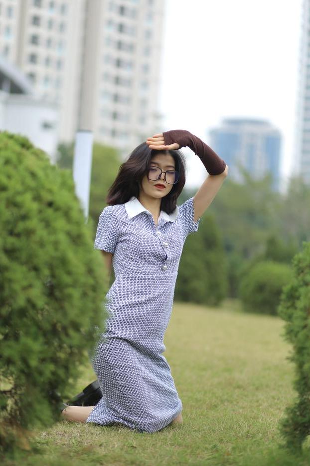 20P Nena asiática caliente con gafas y sombrero irena posando con su elegante vestido al aire libre