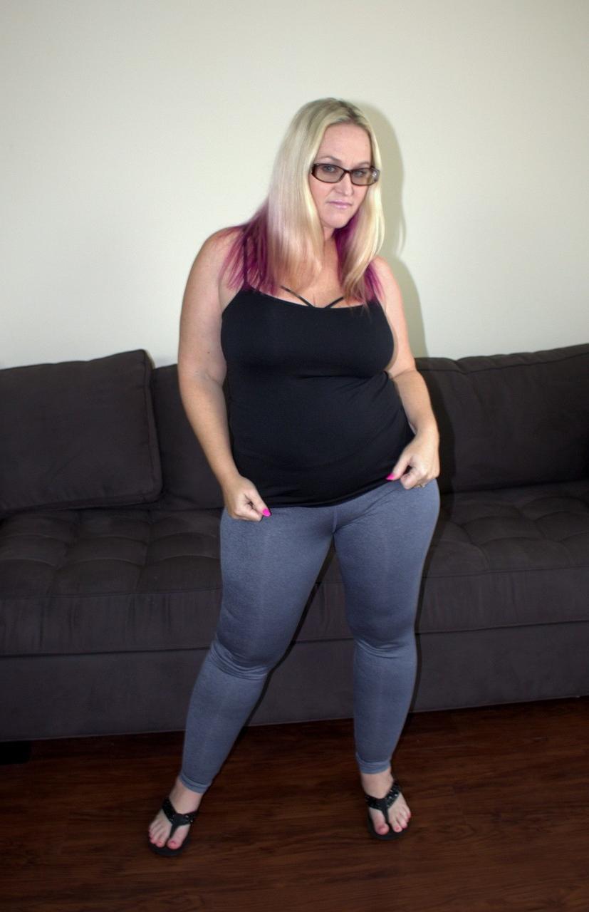 17P Amadora BBW Dee Siren expõe sua bunda grande em público antes do sexo interracial