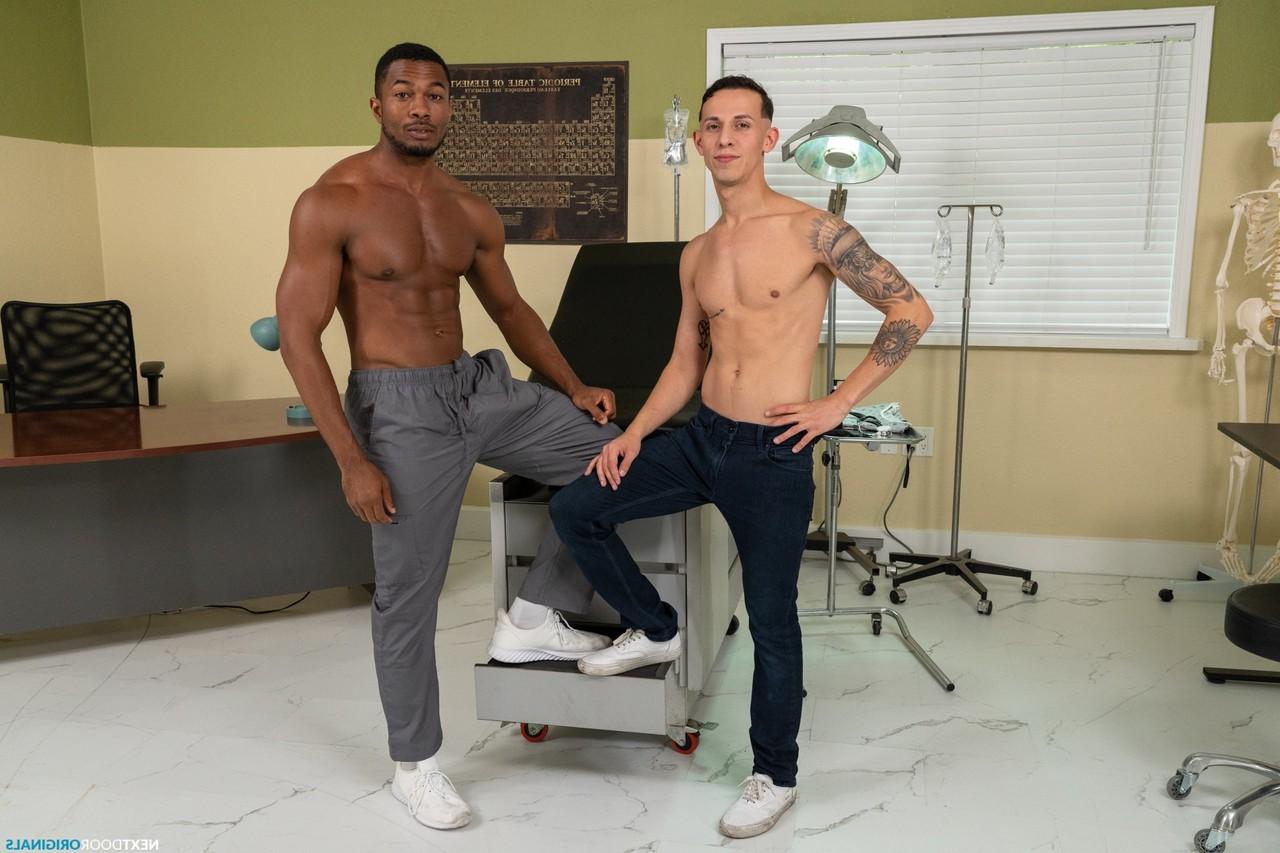 20P Der schwule Adonis Des Irez und sein gut bestückter Arzt Sean Xavier haben Analsex miteinander