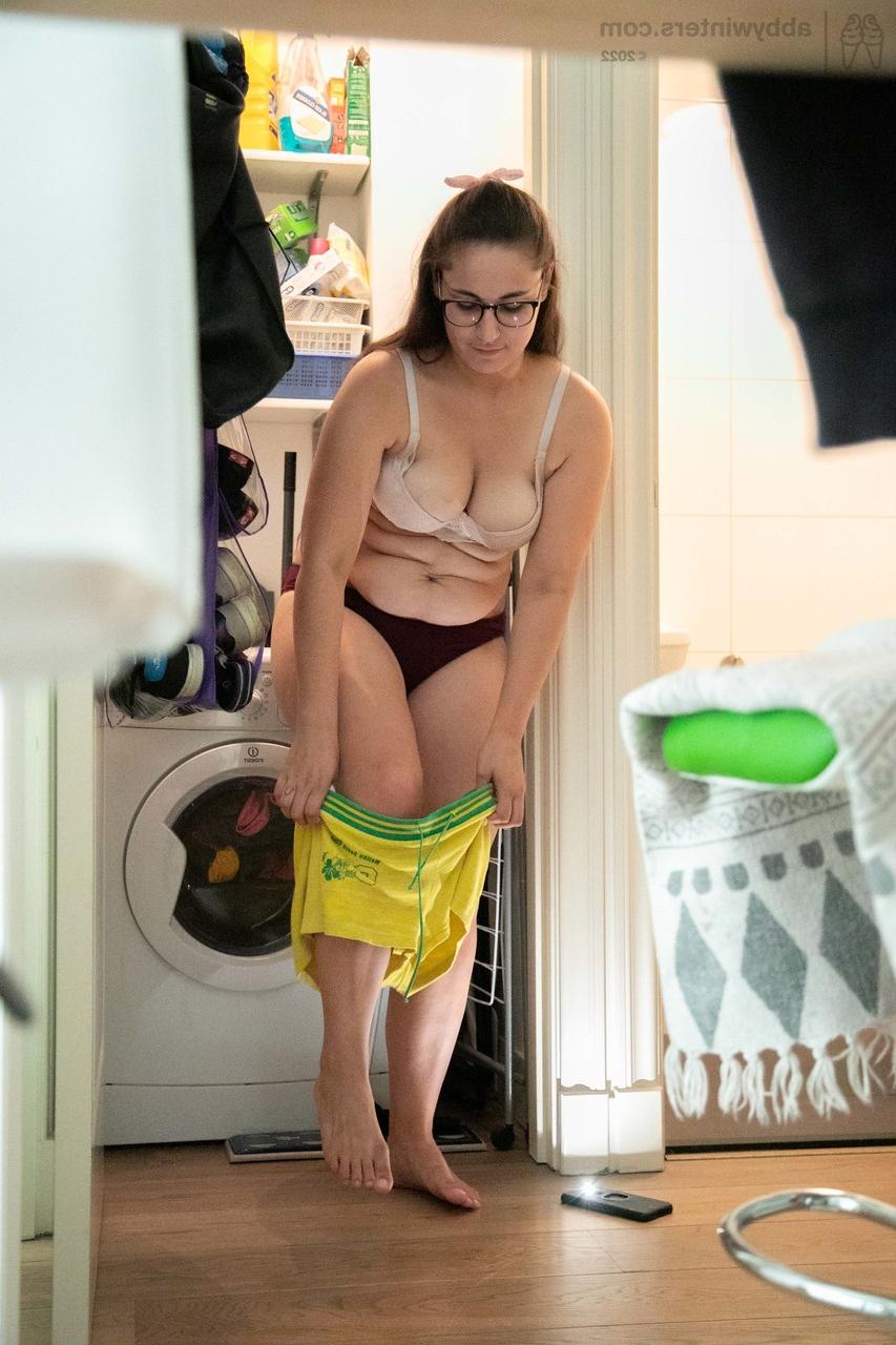 20P La gordita amateur con gafas Chelsea K filma sus grandes tetas mientras se viste