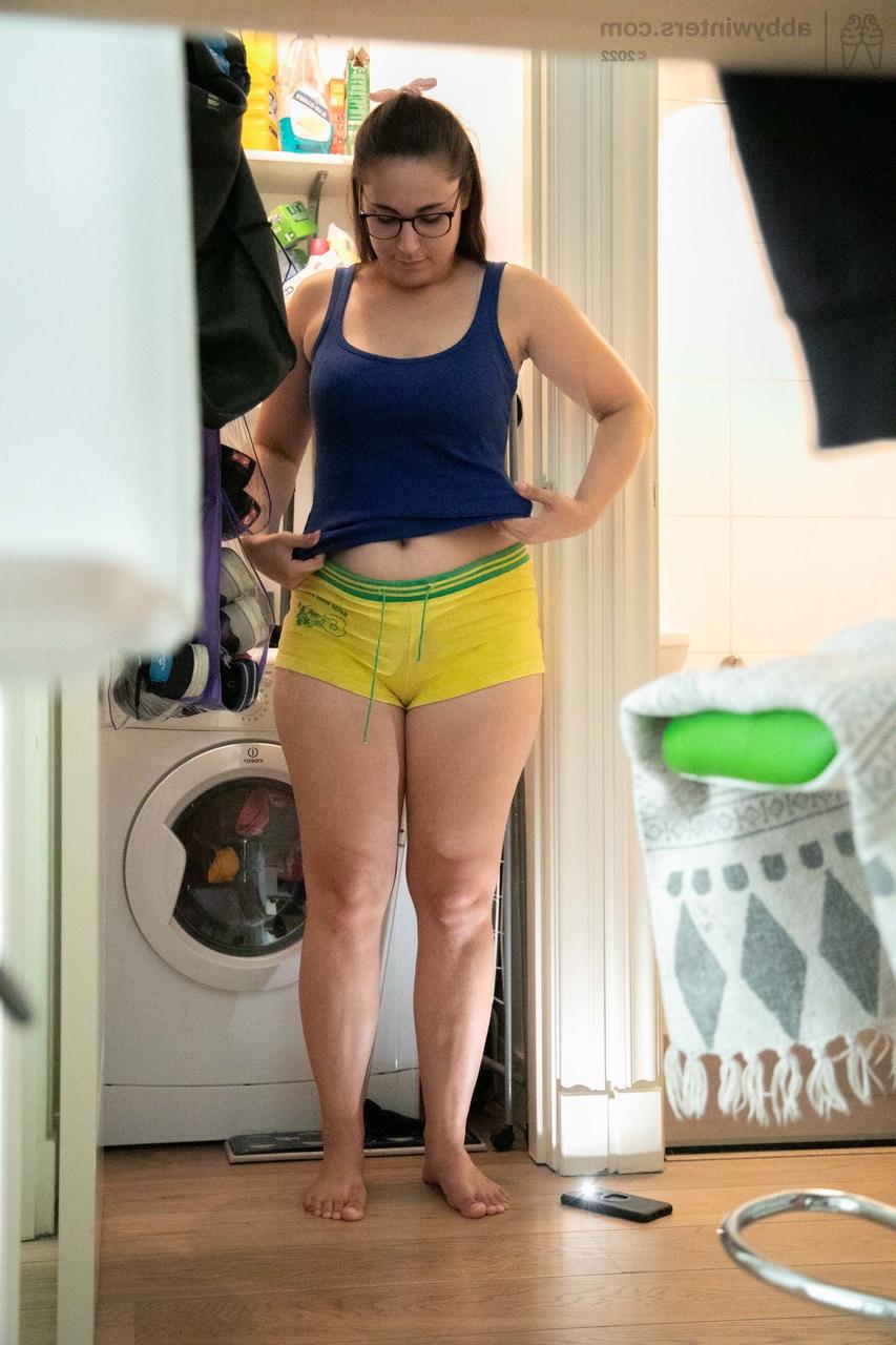 20P La gordita amateur con gafas Chelsea K filma sus grandes tetas mientras se viste
