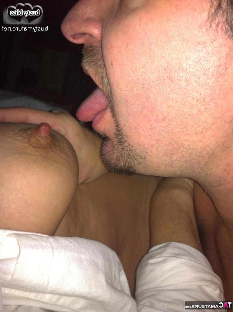 20P Mulher mais velha, Busty Bliss, descobre seus peitos grandes antes do sexo POV acontecer