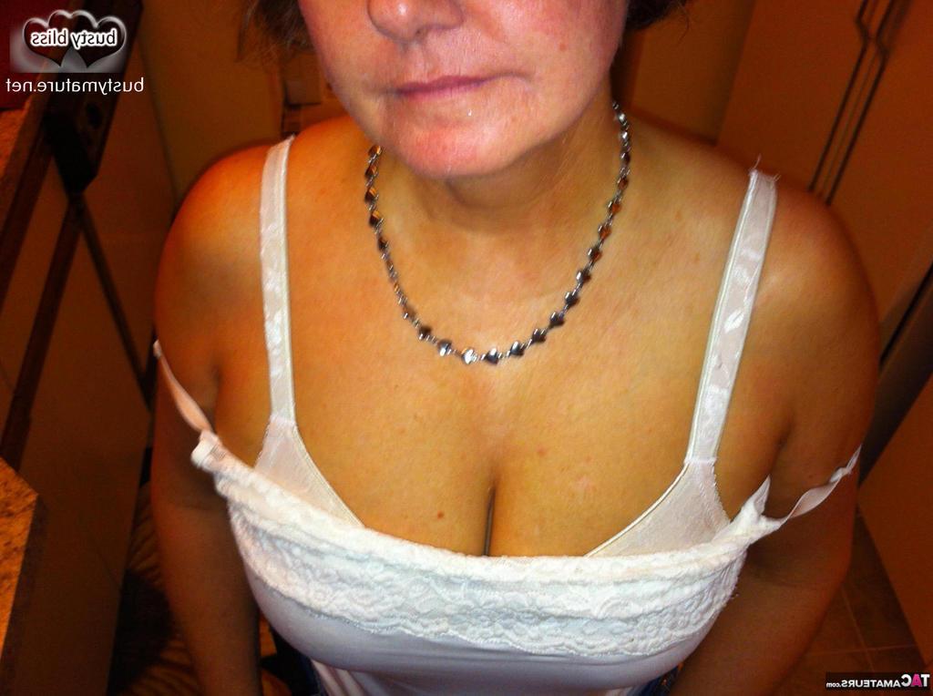 20P Mulher mais velha, Busty Bliss, descobre seus peitos grandes antes do sexo POV acontecer