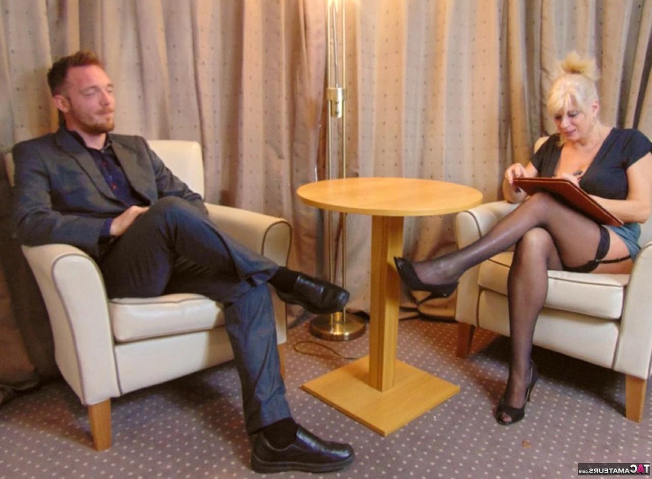 16P A loira mais velha Dimonty entrevista um homem mais jovem antes de fazer um boquete nele