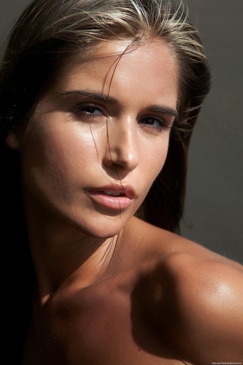 20P La encantadora adolescente Nessa hace alarde de su cuerpo bronceado, sus grandes tetas y su culo en la playa