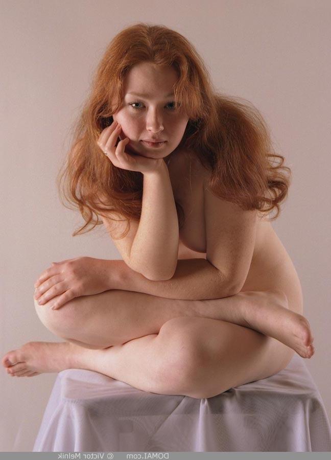 12P La linda joven pelirroja Ginger posa completamente desnuda y se burla de sus tetas