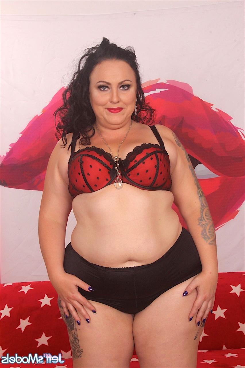 20P Die geile fette Calista Roxxx fickt ihre rasierte Muschi mit einem Dildo und einem Vibrator