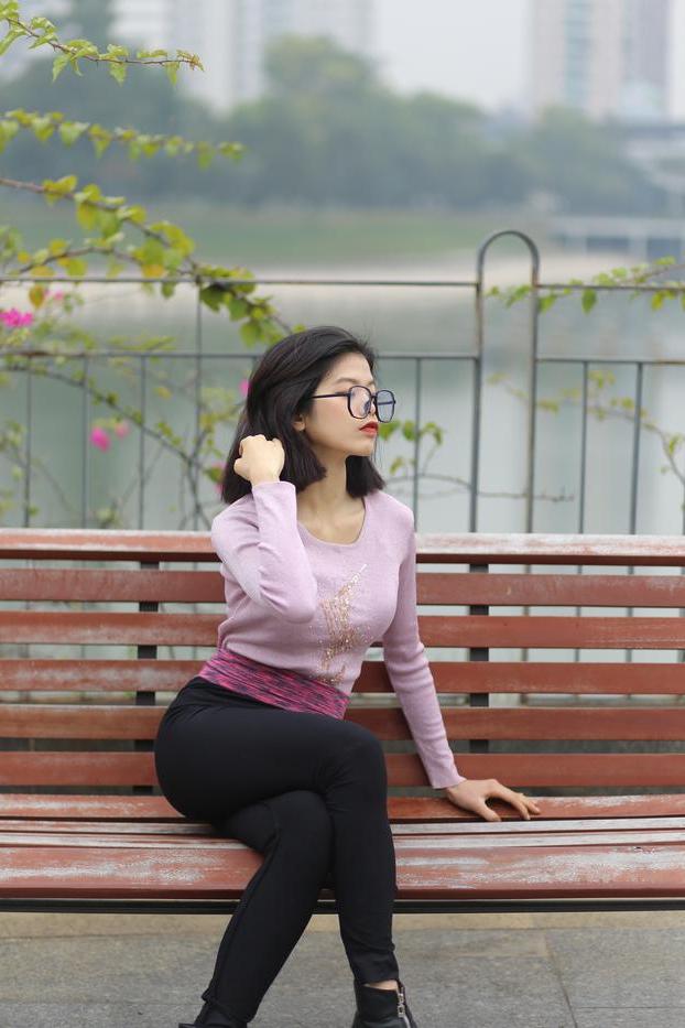20P メガネをかけた小柄なアジア系美女イレーナが素敵な衣装を着て外でポーズをとる
