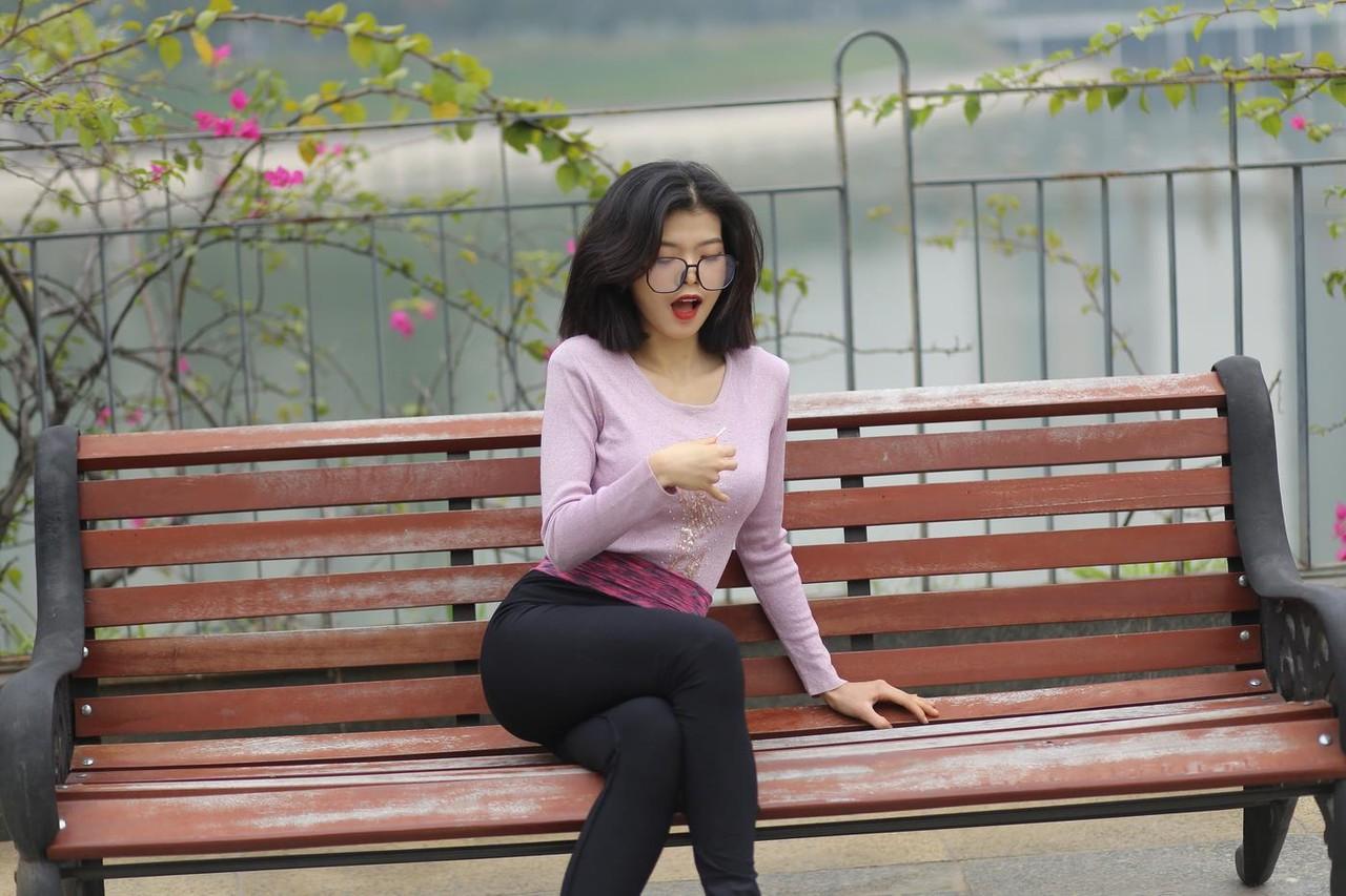 20P メガネをかけた小柄なアジア系美女イレーナが素敵な衣装を着て外でポーズをとる