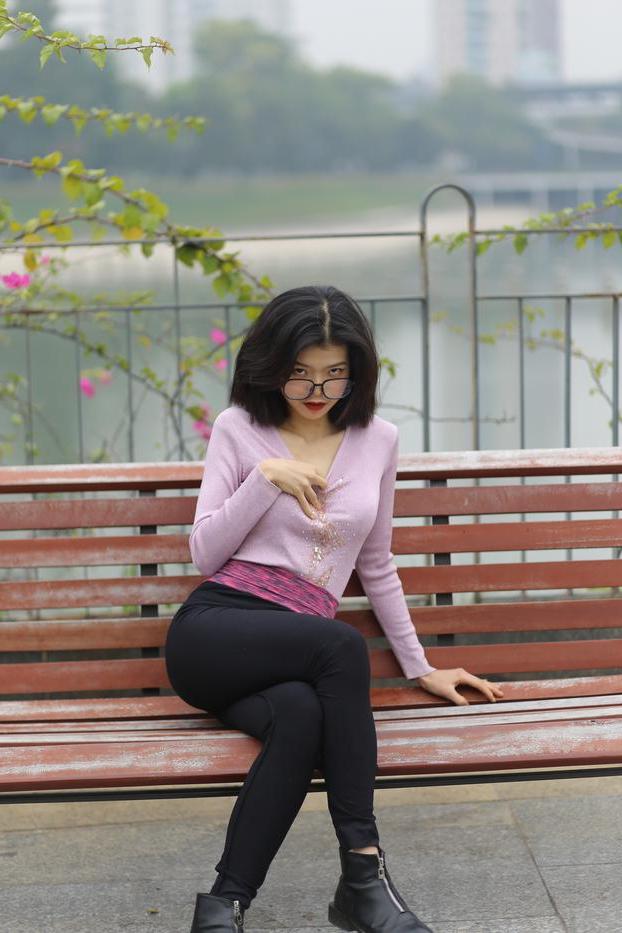 20P メガネをかけた小柄なアジア系美女イレーナが素敵な衣装を着て外でポーズをとる